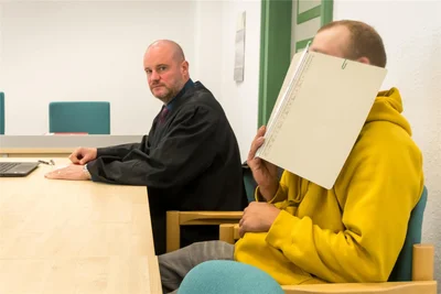Der Angeklagte (r.) musste bereits mehrfach vor Gericht verantworten. Das Foto entstand im zurückliegenden Jahr.