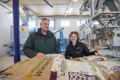 In Wolkenburg Kaufungen haben Geschäftsführer Sirko Hornung und Marketingchefin Helene Krebs extra für „Wiesengold“ eine alte Landwirtschaftshalle in eine Produktionsstätte umgewandelt.