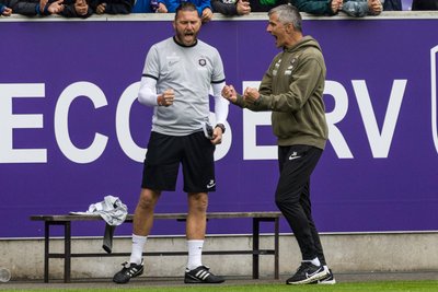 Cheftrainer Jens Härtel (re.) und Torwarttrainer Jens Voigt bejubeln den Heimsieg gegen 1860 München.