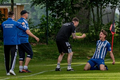 Germania-Stürmer Moritz Eismann (r.) erzielte gegen Langenau den viel umjubelten Siegtreffer.