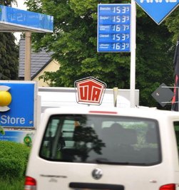 
              <p class="artikelinhalt">Diese Preistafel von Donnerstag aus Freiberg hätte fast überall in Mittelsachsen hängen können: Benzin und Diesel teuer vereint.</p>
            