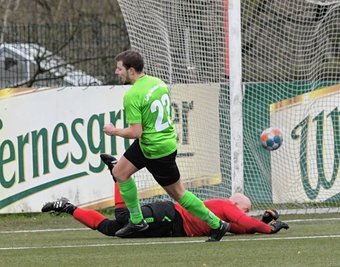 Marco Dittrich (links) dreht jubelnd ab. Dreimal überwand der Stürmer der SpVgg Reinsdorf-Vielau am Sonntag in der zweiten Halbzeit den Meeraner Torwart Thomas Seidel. 
