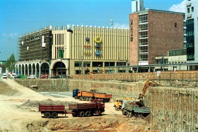 Nach dem Spatenstich Ende 1999 klaffte im Frühjahr 2000 eine große Baugrube. Hinten im Bild die damals neu gebaute Galerie Roter Turm.