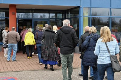 Vor der Mehrzweckhalle am Schwanenteich in Mittweida bildete sich zeitweise eine Warteschlange.