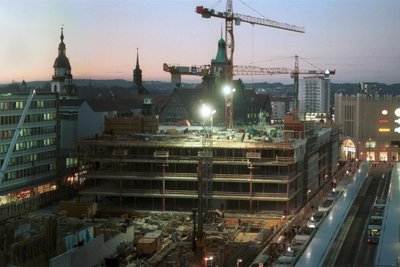 Der neue Kaufhof im Flutlicht während der Bauphase, aufgenommen im November 2000.