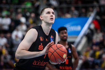 JONAS RICHTER: Haute in der Anfangsphase gerade defensiv rein, was ging. Kasiserte aber erneut schnell zu viele Fouls, wodurch er auf die Bremse steigen musste. Keine leichte Phase für den Kapitän. Mit seiner Erfahrung wird er dort aber wieder herausfinden. Auch und gerade Richter braucht jedoch Mitspieler, die ihm helfen und die auch mal Emotionen zeigen. Davon gibt es aktuell deutlich zu wenig. Note: 3.