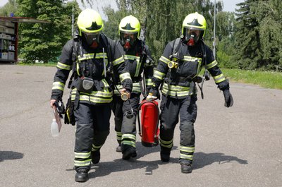 Feuerwehrleute rückten zur Havarie in die Eissporthalle aus. Dort war Ammoniak ausgetreten. 