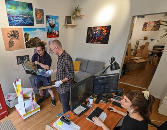 Die Gründer des "Kombinat Lump" Marco Henkel, Nino Micklich und Anja Jurleit (von links) bei der Auswahl von Arbeiten der Künstler. 