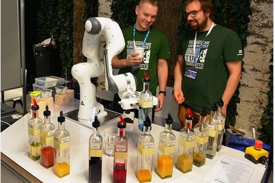 Ließen einen Roboter Cocktails mixen: Lukas Dammer (links) und Sascha Kaden von der TU Chemnitz.