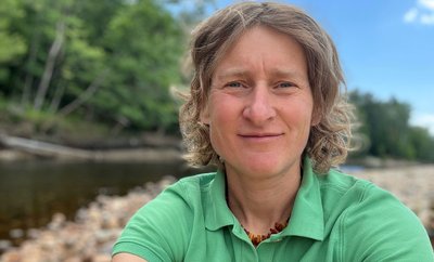 Lydia Mäthger hat nach Jugendjahren in Chemnitz eine internationale Karriere in der Meeresforschung eingeschlagen und lebt seit fast 20 Jahren in den USA. Nach vielen Veröffentlichungen für das wissenschaftliche Fachpublikum hat sie jetzt ein Kinderbuch geschrieben. 