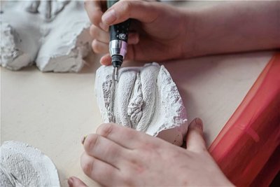 Mit einem Dremel werden die Abdrücke bearbeitet.