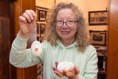 Dietlinde Seidlitz stellt filigran gestaltete Ostereier im Turmmuseum Geyer aus.