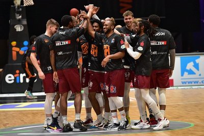Der Teamgeist war einer der größten Trümpfe der Niners Chemnitz, die mit dem Motto "Gekommen, um zu bleiben" in die erste BBL-Saison der Vereinsgeschichte gestartet sind. Dieses Ziel haben sie bereits fünf Spieltage vor dem Saisonende geschafft. 