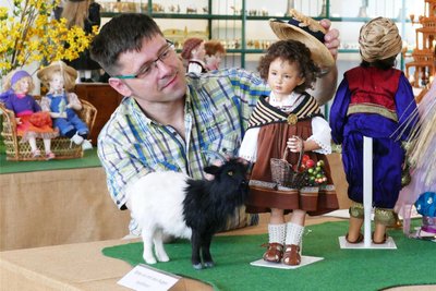 Hier macht Depot-Mitarbeiter Mario Franke die Porzellanpuppe Heidi und ihren Ziegenbock für die Ausstellung zurecht.