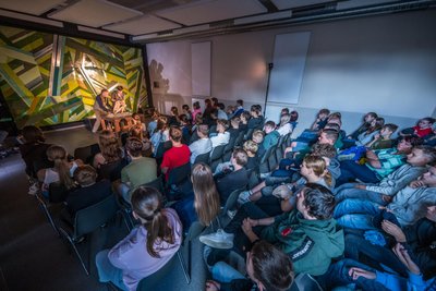 Die Neuntklässler aus der Lugauer Oberschule am Steegenwald folgten der Aufführung sichtlich gespannt.