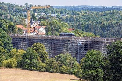 Die Elstertalbrücke wird noch bis Ende 2025 saniert und ist derzeit komplett eingerüstet.