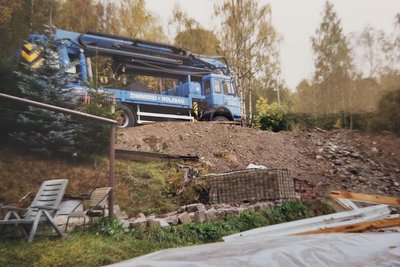 2000 baute Constanze Klingners Onkel sein Haus auf der Alm. Damals war die Gemeindestraße noch befahrbar - auch für Lastwagen.