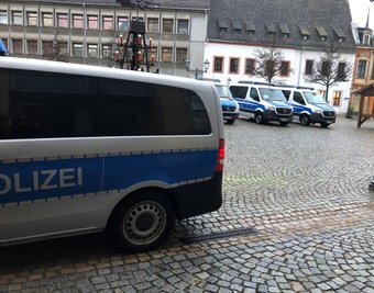 Schon am Nachmittag bezogen Polizisten aus Baden-Württemberg auf dem Kornmarkt Stellung. 