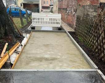 So sah es während der Baumaßnahme aus. Über zwei Streifenfundamente wurde eine Betonplatte gelegt, die somit den Wurzelbereich überbrückt. Fotos: Viola Gerhard/Planungsbüro Dirk Ehrler