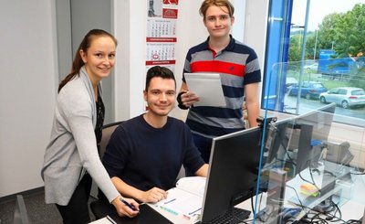 Personalreferentin Kristin Riedel-Thümmler mit ihren beiden kaufmännischen Auszubildenden Patrick Gläßer und Dario Adam im Unternehmen Salzgitter Hydroforming in Crimmitschau (Foto von links). 