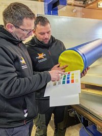 Firmenchef Robert Doller (links) und Mitarbeiter Chris Jennys beim Schaumstoff-Zuschnitt.