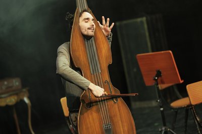Philipp Andriotis in "Der Kontrabass".