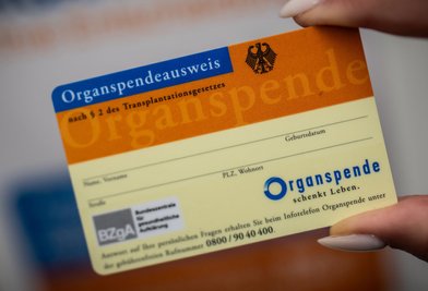 In Sachsen warten aktuell 359 Menschen auf ein Spenderorgan. (Symbolbild) 
