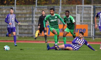 Dimitrij Nazarov (r.) versucht, dem Fürther Timothy Tillmann den Ball abzunehmen. 