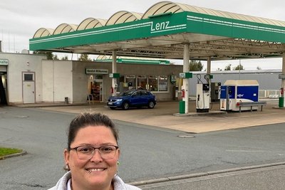 Vor dem Anrücken der Bautrupps: Pächterin Diana Pfannkuch vor der Tankstelle Lenz. Dieser Name hat sich längst im Sprachgebrauch eingebürgert. Wer dort tankt oder isst, der macht das sicher noch die nächsten Monate "bei Lenz".