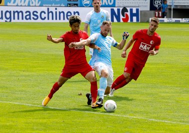 Tobias Müller am Ball.