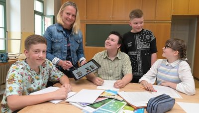 Schüler der Oberschule Bergstadt Schneeberg beschäftigten sich mit Pressearbeit (von links): Mateo Oczenaschek, Praxisberaterin Korinna Rasl, Simon Jaekel, Florian Westphal und Johanna Süß. 