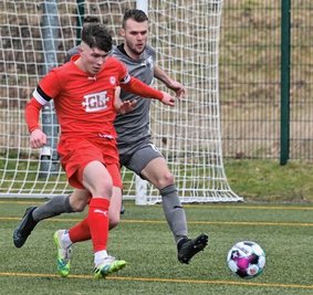 Der Lößnitzer Zweifach-Torschütze Luis Bürger schirmt in dieser Szene den Ball gegen Rapid-Spieler Nick Röthling ab. Der FCL hat dank eines 4:1-Heimsiegs vorerst in die Erfolgsspur zurückgefunden. 