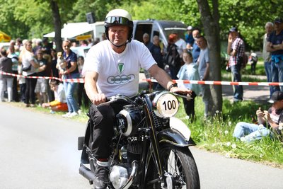 Enkel Michael wandelte am Pfingstsamstag auf den Spuren des berühmten Großvaters.  Vor 100 Jahren gewann DKW-Rennfahrer Hans Sprung den 1. Preis beim Pöhlbergrennen.