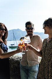 Statt starke Cocktails stehen im Sommer leichte Spritz-Varianten mit Zitrusnoten und Kräutern hoch im Kurs. Dabei muss nicht zwingend Alkohol rein. 
