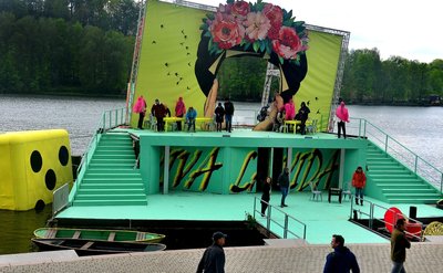 Die Proben im fast fertigen Bühnenbild von "Die Czárdásfürstin" auf der Seebühne der Talsperre Kriebstein laufen.