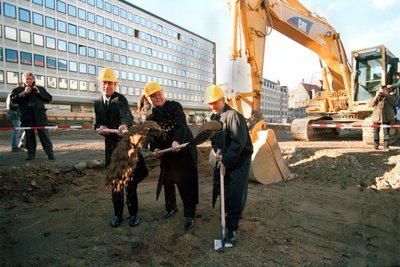 Die drei Spaten vom Baustart für den neuen Kaufhof in der Chemnitzer City am 8. Dezember 1999 fielen Filial-Chef Torsten Dunkelmann beim Ausräumen in die Hände. Er will sie OB Sven Schulze übergeben.