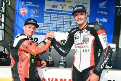 Moritz Jenkner (links) und Paul Fröde gratulierten sich in Assen gegenseitig.
