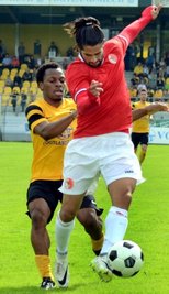 VfB-Neuzugang Korede Aiyegbusi wird hier vom Berliner Süleyman Kapan abgeschirmt. 
