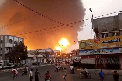 Feuer und Rauch sind in der jemenitischen Hafenstadt Hodeidah zu sehen. Israel übte Vergeltung für einen Drohnenangriff der Huthi-Rebellen auf Tel Aviv.