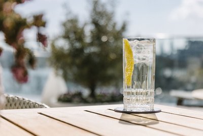 Erfrischung pur: Longdrinks in einem hohen Glas werden Highballs genannt. Meist bestehen sie aus einer Spirituose und viel alkoholfreiem Soda oder Tonic - gern mit einem Schnitz Zitrone. 
