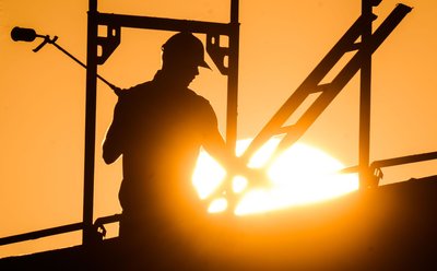 Gerade Beschäftigte auf dem Bau haben ein besonders hohes Risiko für Hautkrebs, weil sie oft stark der Sonne ausgesetzt sind.