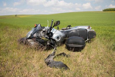 Er kam mit seiner Suzuki in einer Linkskurve nach rechts von der Fahrbahn ab. 