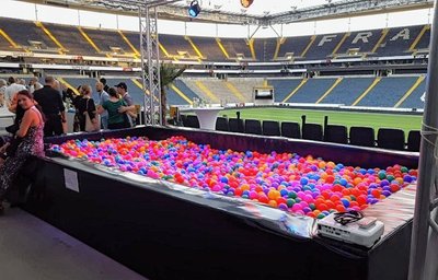 Schnappschuss von einem Bällebad im Stadion von Eintracht Frankfurt. Neolighting baut die Bäder komplett nach Kundenwunsch - ausgestattet mit Trägerprofilen für Beleuchtung und Werbung. 