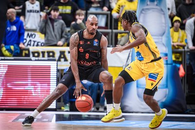 DEANDRE LANSDOWNE: Der Routinier kann Spiele leiten und sogar entscheiden. Macht er beides nicht, hängen seine Mitspieler in der Luft. So geschehen in Ludwigsburg. Lansdowne braucht dringend Entlastung im Spielaufbau. Er bekommt sie aber nicht. Weil ein passender neuer Pointguard nicht gefunden wird und weil die Kandidaten dafür im aktuellen Kader nicht liefern. In Ludwigsburg wurde Lansdowne besonders intensiv attackiert. Er war damit im Grunde raus aus dem Spiel - trotz seiner elf Punkte. Note: 3.