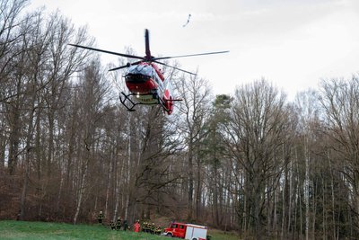 Der Rettungshubschrauber „Christoph 62“ kreiste zunächst über der Region.