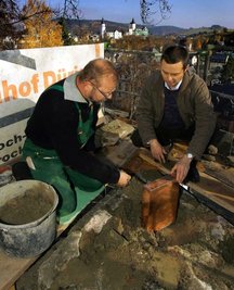
              <p class="artikelinhalt">Historischer Moment auf dem acht Meter hohen Obelisk: Lutz Eule (l.), der die alte Kassette entdeckt hatte, und Steffen Blechschmidt versenken den neuen Behälter.</p>
            