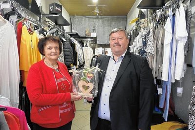 Inhaberin Yvonne Erdmann erhält von Oberbürgermeister Sören Kristensen das Werdau-Herz.