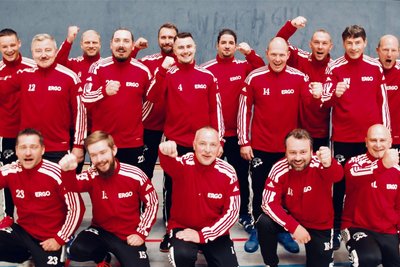 Das darf gefeiert werden: Die Rodewischer Handballwölfe - hier in ihren neuen Anzügen - sind im Bezirkspokal eine Runde weiter. 