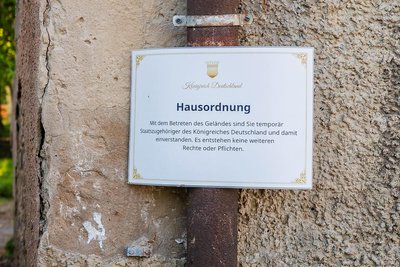„Mit dem Betreten dieses Geländes sind Sie temporär Staatszugehöriger des Königreiches Deutschland und damit einverstanden“: In Halsbrücke wird per „Hausordnung“ daran erinnert, das deutsches Recht hier angeblich nicht gelte.