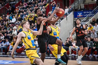 VICTOR BAILEY: War bis zur Halbzeitpause mit 14 Punkten der einzige Ninersspieler, der relativ konstant traf. Hatte maßgeblichen Anteil daran, dass die Chemnitzer zwischenzeitlich deutlich führten. Nach der Pause aber nur noch drei Punkte und kaum noch Einfluss auf das Spiel. Note: 3+.